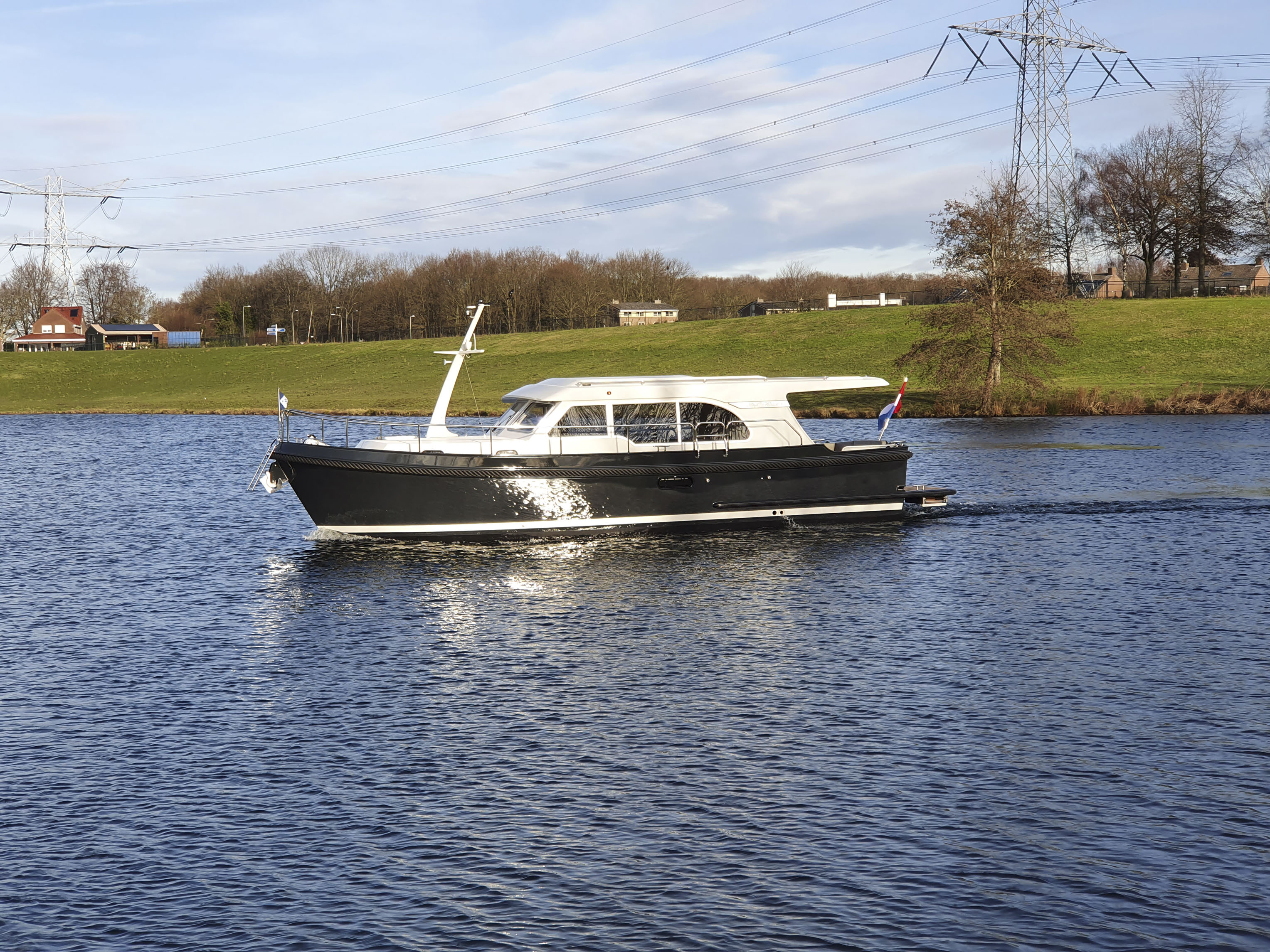 Trawler Fest Anacortes, may 2024 showing the Linssen Grand Sturdy 35.0 Sedan