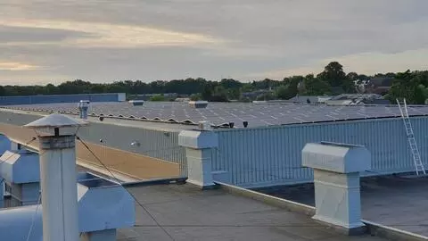 Linssen Yachts montiert 552 Solarpaneele auf der Kaskohalle für Umweltfreundlichkeit und Nachhaltigkeit