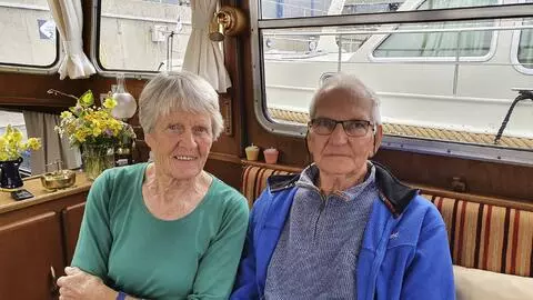 Mr et Mme Cappendijk assis dans leur yacht