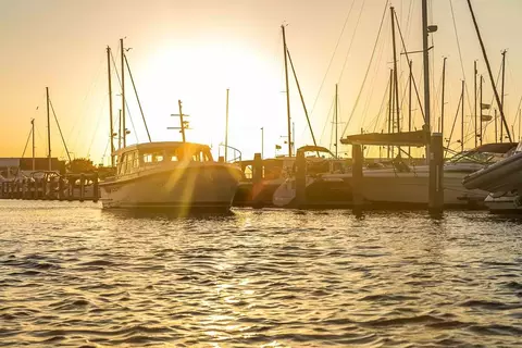 Boot in het water met zonsondergang
