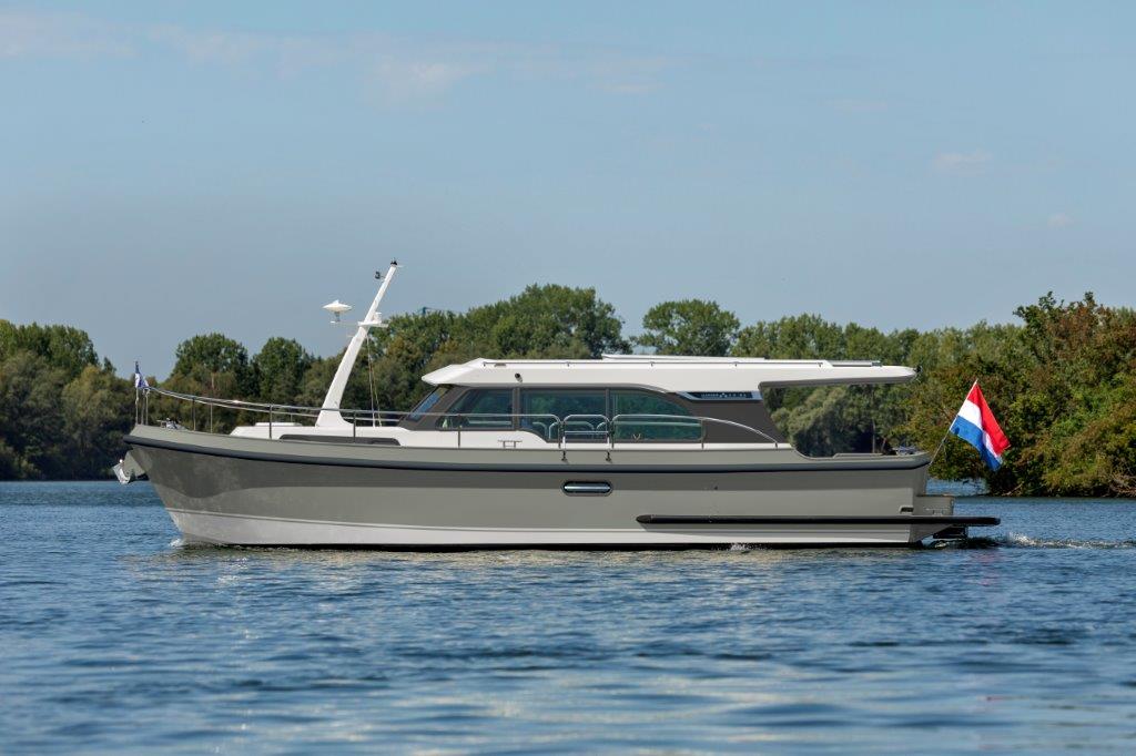Linssen 35 SL Sedan at 2025 Southampton Boat Show