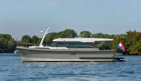 Linssen 35 SL Sedan at 2025 Southampton Boat Show