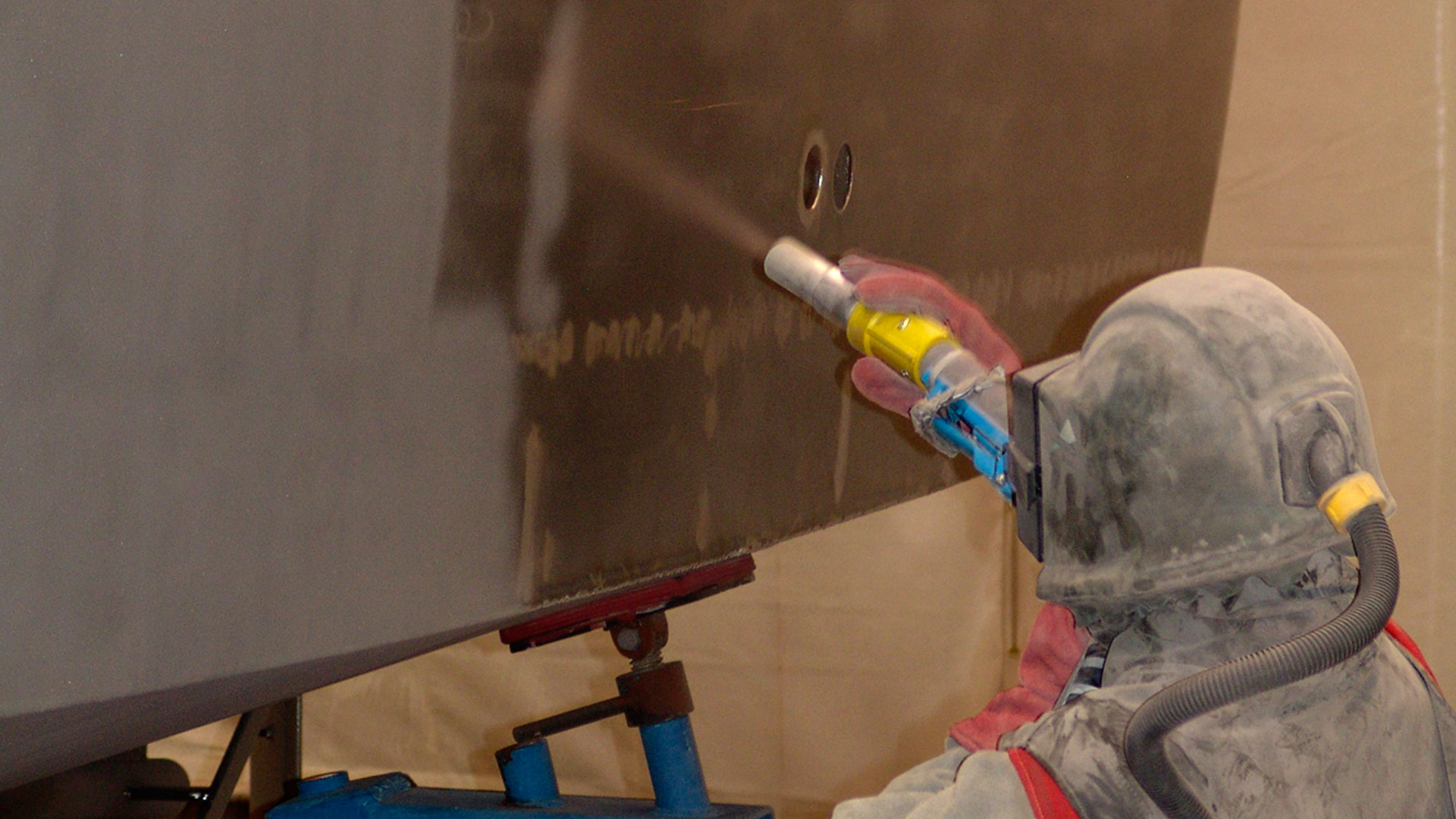Shot blasting cabin @ Linssen Yachts Shot blasting cabin @ Linssen Yachts